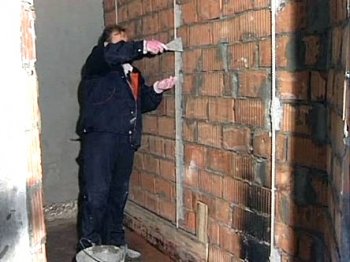 Выравнивание стен шпаклевкой или цементом