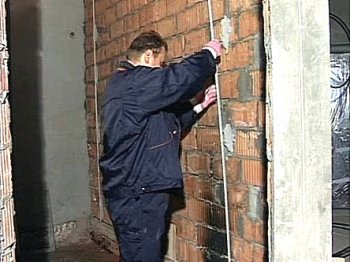 Выравнивание стен шпаклевкой или цементом