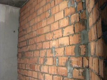  Если необходимо выровнять стену с изменением угла, то ее выравнивания фактически производится как для вух отдельных стен