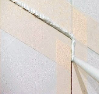 Как сделать невидимой щель между кафельной плиткой на люке и стене